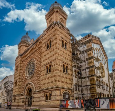 Romanya 'nın Timioara kentinde bulunan Neolog Yahudi cemaati ve sinagogu Cetate Sinagogu. Berberi unsurları, Romanesk canlanması kullanılarak eklektik bir mimari stil.