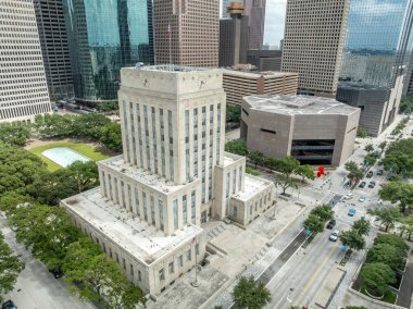 Şehir merkezindeki Art Deco Houston Belediye Binası 'nın hava görüntüsü, yerel politikaların, seçimlerin, skandalların evi.