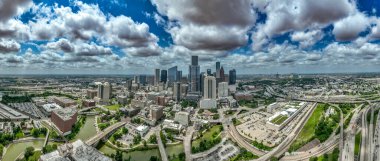 Houston şehir merkezindeki gökdelenler, tiyatro bölgesi, Buffalo Bayou, belediye binaları, otoyollar...