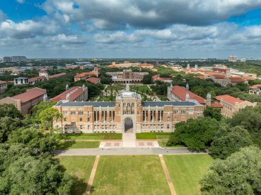 Rice Üniversitesi 'nin simgesel merkezi Lovett Hall' un havadan görünüşü kampüsün ilk binasını gururla tamamladı.