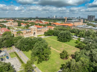 Rice Üniversitesi 'nin simgesel merkezi Lovett Hall' un havadan görünüşü kampüsün ilk binasını gururla tamamladı.