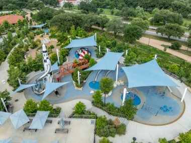 Houston 'daki Uzay Macerası oyun parkının havadan görünüşü. Sahte roketler, Japon Bahçesi yakınlarındaki Hermann Park' taki gölge yapılar.