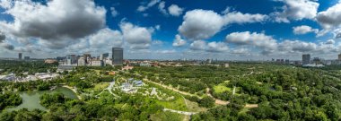 Houston 'daki St. Thomas Üniversitesi özel yüksek öğrenim enstitüsünün havadan görüşü modernist binalar St Basil Kilisesi, Malloy Hall, Welder Hall