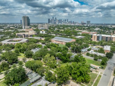 Houston 'daki St. Thomas Üniversitesi özel yüksek öğrenim enstitüsünün havadan görüşü modernist binalar St Basil Kilisesi, Malloy Hall, Welder Hall