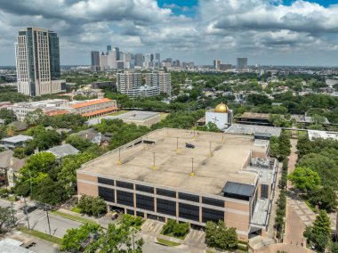 Houston 'daki St. Thomas Üniversitesi özel yüksek öğrenim enstitüsünün havadan görüşü modernist binalar St Basil Kilisesi, Malloy Hall, Welder Hall