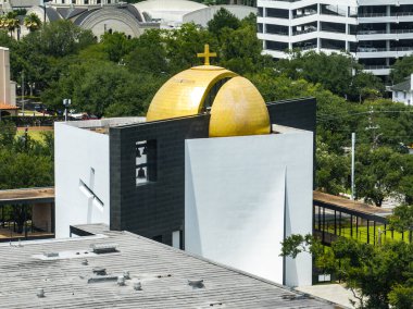 Houston 'daki St. Thomas Üniversitesi özel yüksek öğrenim enstitüsünün modern binaları St Basil Kilisesi 
