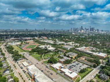 Texas Güney Üniversitesi 'nin hava manzarası, Houston Teksas' ta TSU akademik salonları, yerleşim yerlerinin ortasında spor sahası
