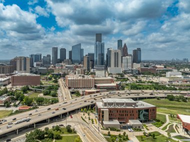 Houston Üniversitesi 'nin hava görüntüsü, şehir merkezi akademik, bilim teknolojisi, gökdelenlerin arka planına sahip refah inşa etme başarısı