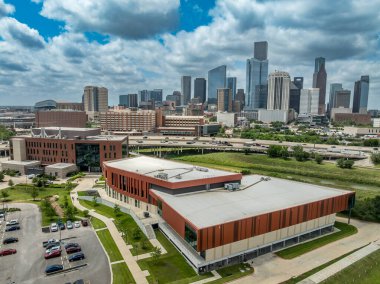 Houston Üniversitesi 'nin hava görüntüsü, şehir merkezi akademik, bilim teknolojisi, gökdelenlerin arka planına sahip refah inşa etme başarısı