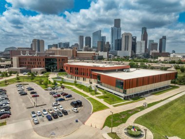 Houston Üniversitesi 'nin hava görüntüsü, şehir merkezi akademik, bilim teknolojisi, gökdelenlerin arka planına sahip refah inşa etme başarısı