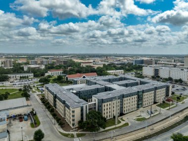 Houston Üniversitesi 'nin hava görüntüsü Teksas Cougar Village, Dörtlü Konut Salonu, kampüs konutlarında öğrenci