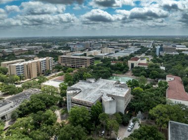 Houston Üniversitesi 'nin hava manzarası, eğitim binası koleji, Cullen aile meydanı çeşmesi., 