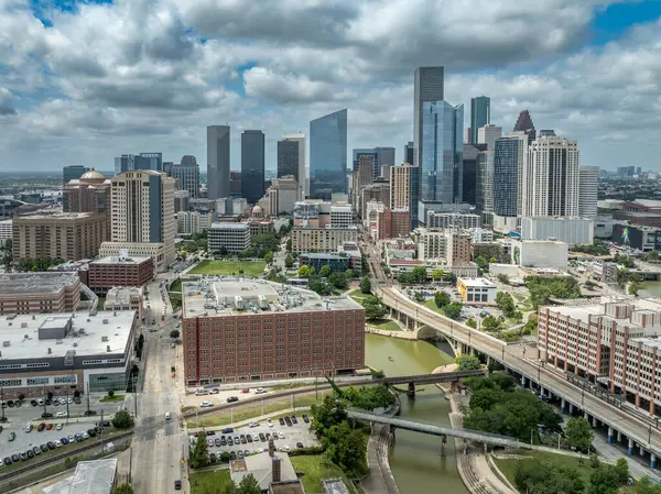Houston şehir merkezindeki gökdelenler, tiyatro bölgesi, Buffalo Bayou, belediye binaları, otoyollar...