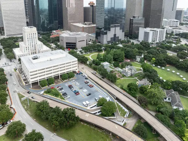 Houston şehir merkezindeki gökdelenler, tiyatro bölgesi, Sam Houston parkı hava manzaralı.