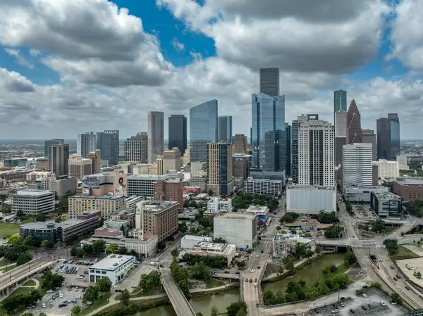 Houston şehir merkezindeki gökdelenler, tiyatro bölgesi, Buffalo Bayou, belediye binaları, otoyollar...