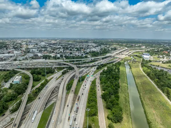 Otoyol 10 (I-10), Katy Otoyolu (I-10) ve Otoyol 45 (I-45) olarak da bilinir, bu bölgede Kuzey Otoyolu olarak adlandırılır, Houston şehir merkezinin hemen kuzeybatısında yer alan önemli ve yoğun trafiğe sahip bir kavşaktır.