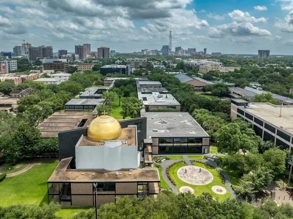 Houston 'daki St. Thomas Üniversitesi özel yüksek öğrenim enstitüsünün modern binaları St Basil Kilisesi 