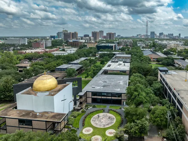 Houston 'daki St. Thomas Üniversitesi özel yüksek öğrenim enstitüsünün modern binaları St Basil Kilisesi 