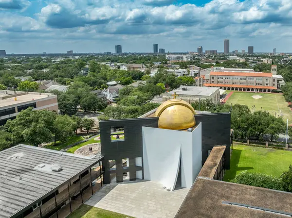 Houston 'daki St. Thomas Üniversitesi özel yüksek öğrenim enstitüsünün modern binaları St Basil Kilisesi 