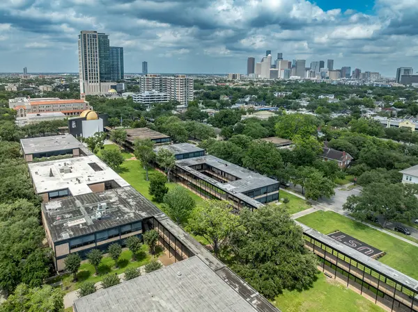 Houston 'daki St. Thomas Üniversitesi özel yüksek öğrenim enstitüsünün havadan görüşü modernist binalar St Basil Kilisesi, Malloy Hall, Welder Hall