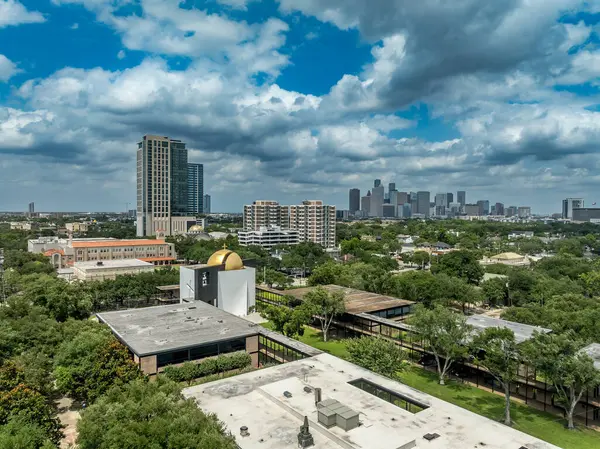 Houston 'daki St. Thomas Üniversitesi özel yüksek öğrenim enstitüsünün havadan görüşü modernist binalar St Basil Kilisesi, Malloy Hall, Welder Hall