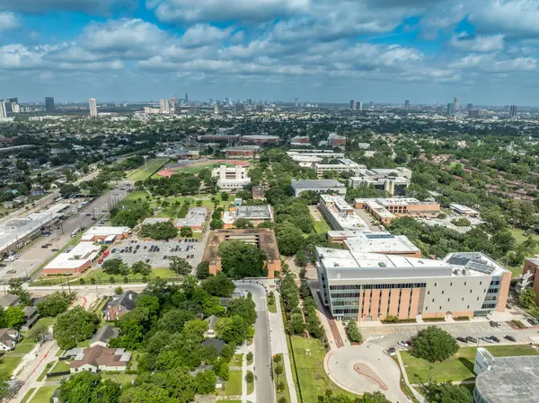 Texas Güney Üniversitesi 'nin hava manzarası, Houston Teksas' ta TSU akademik salonları, yerleşim yerlerinin ortasında spor sahası