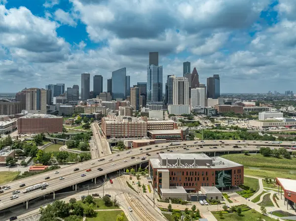 Houston Üniversitesi 'nin hava görüntüsü, şehir merkezi akademik, bilim teknolojisi, gökdelenlerin arka planına sahip refah inşa etme başarısı