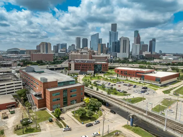Houston Üniversitesi 'nin hava görüntüsü, şehir merkezi akademik, bilim teknolojisi, gökdelenlerin arka planına sahip refah inşa etme başarısı