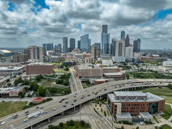 Houston Üniversitesi 'nin hava görüntüsü, şehir merkezi akademik, bilim teknolojisi, gökdelenlerin arka planına sahip refah inşa etme başarısı