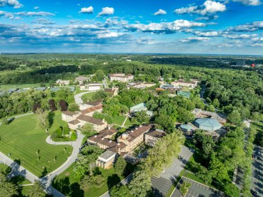 Goucher Koleji 'nin havadan görüşü, Towson Maryland' deki özel eğitim kurumu, Pearlstone Öğrenci Merkezi, Julia Rogers Kütüphanesi, Meyerhoff Sanat Merkezi