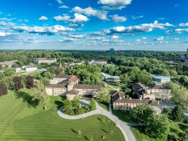 Goucher Koleji 'nin havadan görüşü, Towson Maryland' deki özel eğitim kurumu, Pearlstone Öğrenci Merkezi, Julia Rogers Kütüphanesi, Meyerhoff Sanat Merkezi