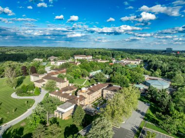 Goucher Koleji 'nin havadan görüşü, Towson Maryland' deki özel eğitim kurumu, Pearlstone Öğrenci Merkezi, Julia Rogers Kütüphanesi, Meyerhoff Sanat Merkezi