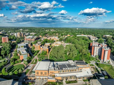 Burdick Hall 'un hava manzarası, Liberal Sanatlar Koleji, Maryland Towson Üniversitesi' nde spor alanları.