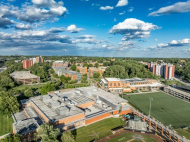 Burdick Hall 'un hava manzarası, Liberal Sanatlar Koleji, Maryland Towson Üniversitesi' nde spor alanları.