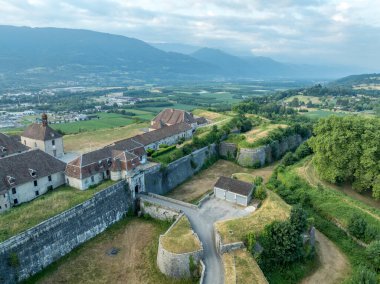 Fransa 'daki Isere Vadisi' nin yukarısındaki Barraux Kalesi 'nin havadan görünüşü, kaleli yıldız şeklinde kale, yarım lunes, Casamate, lunettes, aşağıdaki yola komuta eden
