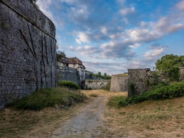 Fransa 'daki Isere Vadisi' nin yukarısındaki Barraux Kalesi 'nin havadan görünüşü, kaleli yıldız şeklinde kale, yarım lunes, Casamate, lunettes, aşağıdaki yola komuta eden