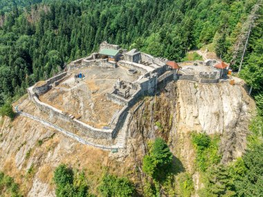 Fransa Savoy 'daki ortaçağ Rocafort şatosunun mavi gökyüzü tepesindeki havadan görünüşü