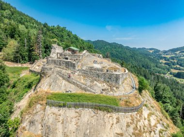 Fransa Savoy 'daki ortaçağ Rocafort şatosunun mavi gökyüzü tepesindeki havadan görünüşü