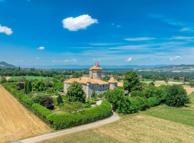 Avully Kalesi 'nin havadan görünüşü, Savoy Fransa' daki Saint-Michel d 'Avully Şatosu olarak da bilinir.