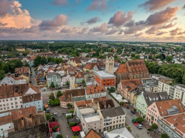 Erding 'in hava manzarası, Bavyera Almanya' nın ortaçağ şehir merkezi, renkli günbatımı gökyüzü