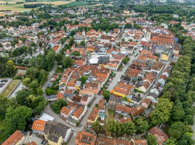Erding 'in hava manzarası, Bavyera Almanya' daki ortaçağ kasaba merkezi, ana caddedeki geleneksel evler, Gotik Parish 