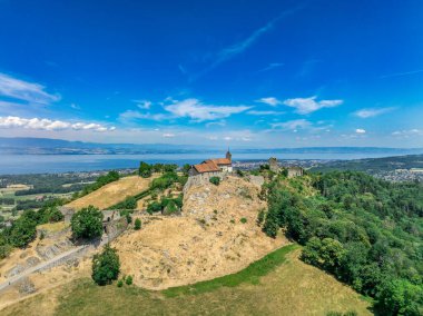 Allinges Kalesi 'nin havadan görünüşü bir ortaçağ harabesi ve Fransa' daki Cenevre Gölü 'nün yukarısındaki tepede kaleleri olan bir kale.