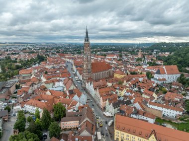 Almanya 'daki St. Martin Kilisesi ile Landshut' un ortaçağ şehir merkezinin havadan görünüşü