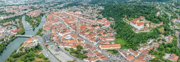 Bavyera 'daki Isar nehri üzerindeki Landshut ortaçağ Alman kasabasının havadan görünüşü tepe üzerindeki Trausnitz şatosunun restore edilmesiyle, şehir surları.