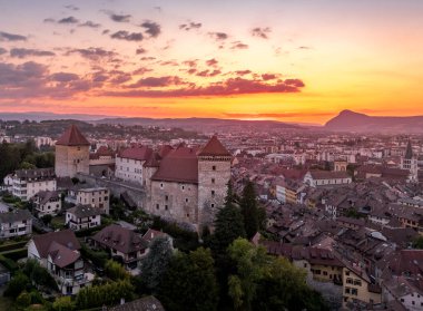 Annecy Ortaçağ Şatosu 'nun gökyüzü dramatik günbatımı ile kare kuleleri