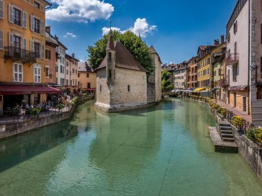 Ada sarayı, eski hapishane, Annecy Ortaçağ kalesi Fransa şehir merkezinde mavi bulutlu gökyüzü