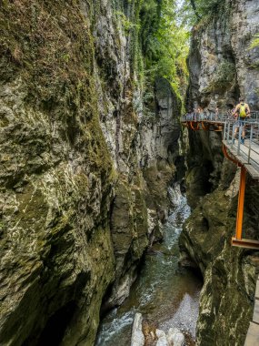 Gorges de Fier 'in manzarası Fransa' yı hayrete düşürüyor. Nehrin yukarısında asılı bir patika var.