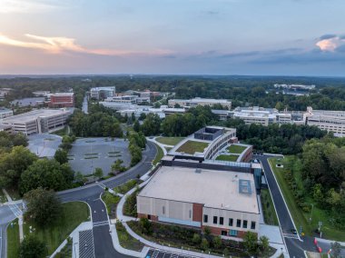Howard County Devlet Üniversitesi Spor Merkezi 'nin hava gün batımı görüntüsü