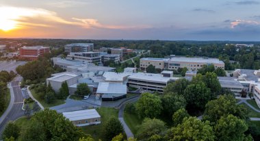 Columbia Maryland 'deki Howard County Community College' ın hava gün batımı görüntüsü, Akademik ortak alanlar, Horowitz Merkezi, Bilim, Mühendislik binası, Öğrenci Birliği