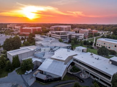 Columbia Maryland 'deki Howard County Community College' ın hava gün batımı görüntüsü, Akademik ortak alanlar, Horowitz Merkezi, Bilim, Mühendislik binası, Öğrenci Birliği